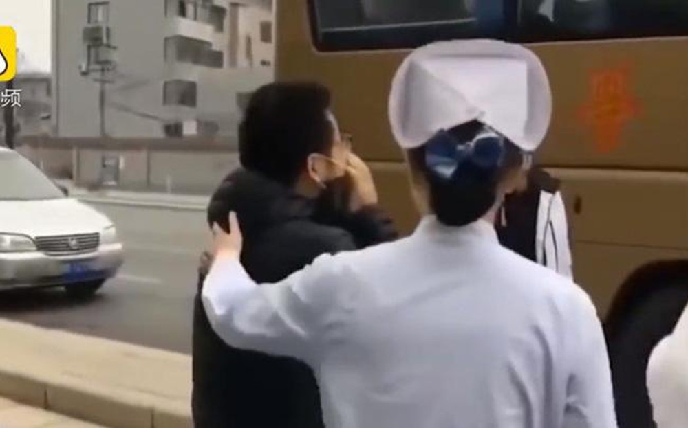 Dân mạng Trung Quốc từng nghẹn ngào trước cảnh Xu Guoliang (bác sĩ tiết niệu thuộc bệnh viện Liên kết số 1 của Đại học Hà Nam) bật khóc khi vẫy tay chào vợ (Wang Yuehua - y tá của bệnh viện Hoài Hà tình nguyện tới Vũ Hán hỗ trợ cứu chữa bệnh nhân nhiễm nCoV) trên chiếc xe buýt đang rời đi đúng mùng 2 Tết Nguyên đán.