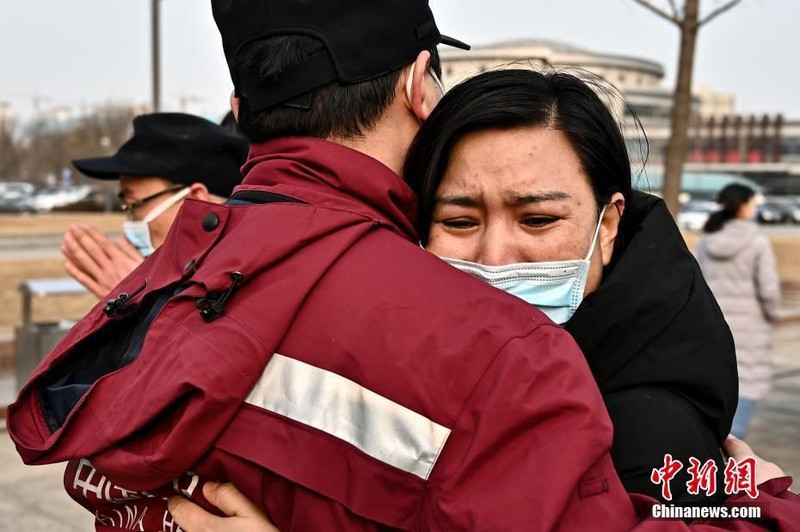 Các nhân viên y bác sỹ tại thành phố Thái Nguyên, tỉnh Sơn Tây, xúc động nghẹn ngào khi chia tay đồng nghiệp và người thân trước khi lên đường chi viện cho Hồ Bắc. Nguồn: Chinanews.
