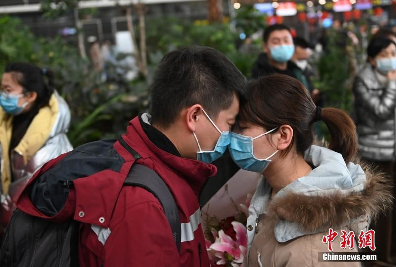 Phút chia tay người thân của một bác sỹ tại Thẩm Dương, tỉnh Liêu Ninh trước khi lên đường tăng cường cho Vũ Hán. Nguồn: Chinannews.