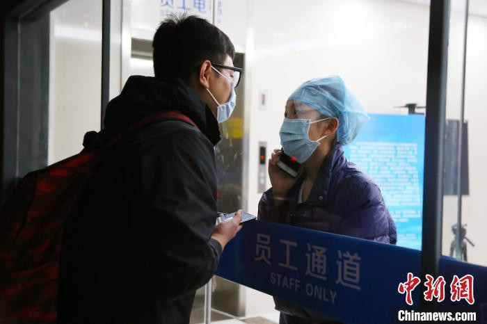 Ngày 6/2, hình ảnh một nữ y tá hôn bạn trai qua lớp kính cách ly tại bệnh viện Đại học Y Khoa tỉnh Chiết Giang, Trung Quốc đã gây xúc động mạnh trên mạng xã hội. Nhân vật chính trong bức ảnh là y tá Chen Ying và bạn trai tên Huang, kể từ khi dịch bệnh viêm phổi bùng phát, 11 ngày cặp đôi chưa được gặp nhau.