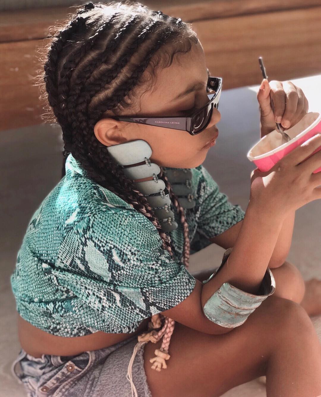 Ăn mặc sang chảnh chính là sở thích và đam mê của North West. Kim Kardashian từng chia sẻ cô không hề bắt ép con gái mặc những món đồ cô bé không thích.