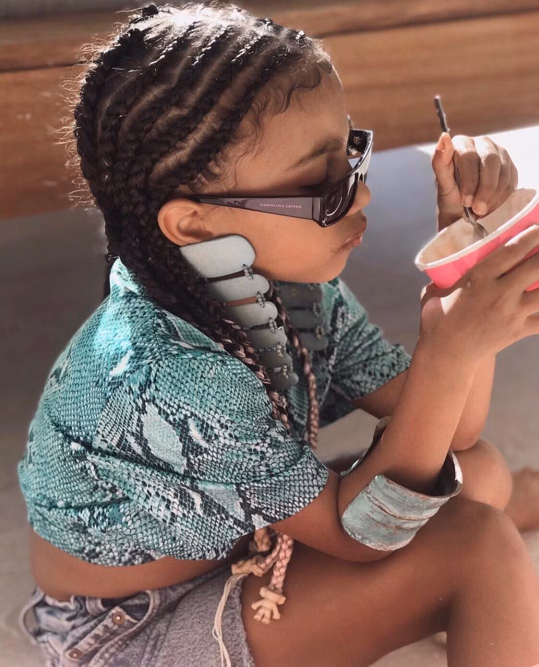 Ăn mặc sang chảnh chính là sở thích và đam mê của North West. Kim Kardashian từng chia sẻ cô không hề bắt ép con gái mặc những món đồ cô bé không thích.