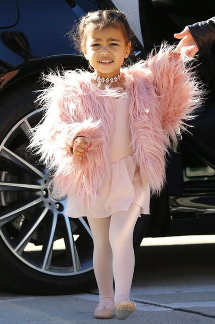 Sinh ra trong gia đình giàu có và xa hoa, không có gì đáng ngạc nhiên khi cô bé có một nhà tạo mẫu tóc và chuyên viên trang điểm riêng.