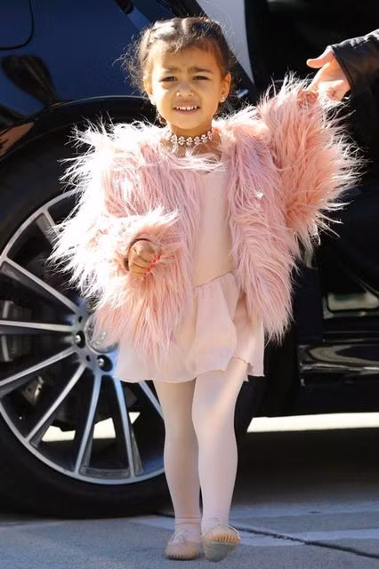 Sinh ra trong gia đình giàu có và xa hoa, không có gì đáng ngạc nhiên khi cô bé có một nhà tạo mẫu tóc và chuyên viên trang điểm riêng.