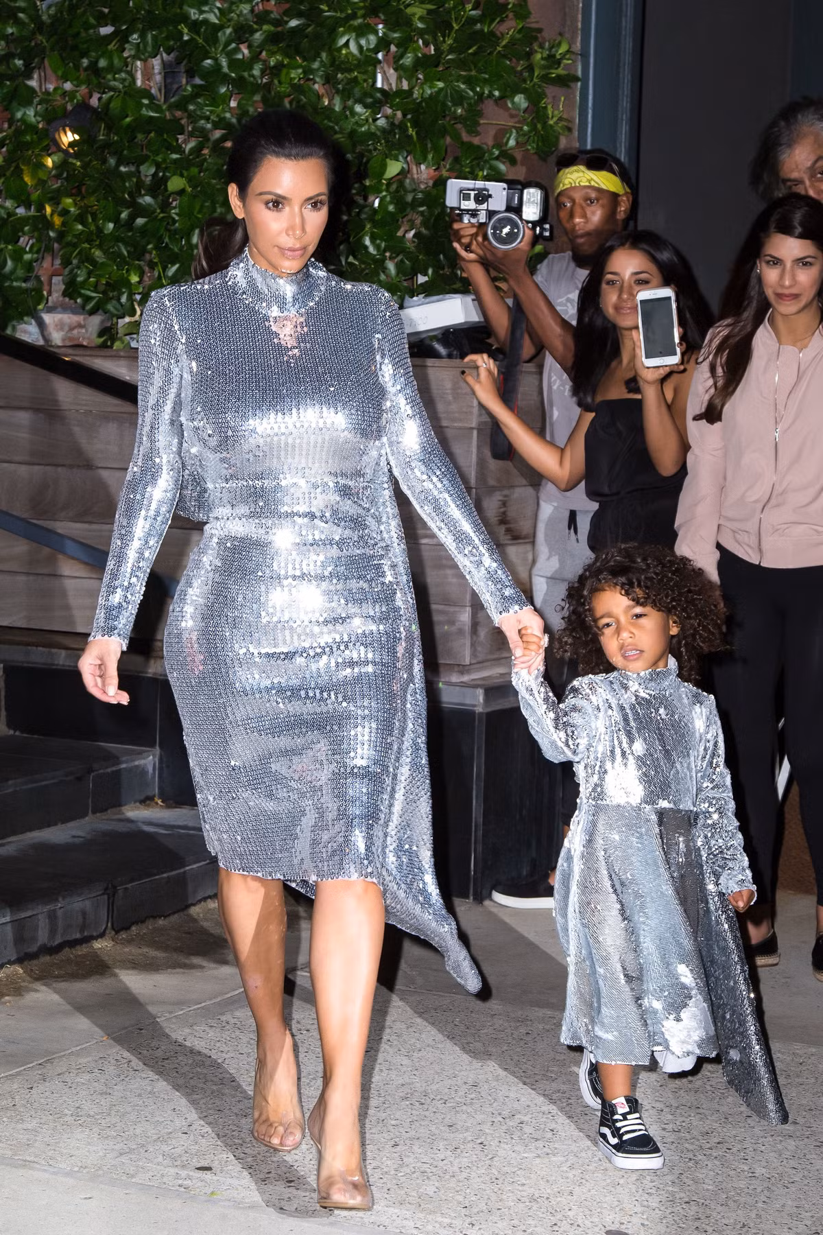 Cô bé thường mặc đồ đôi sành điệu khi đi sự kiện với mẹ.