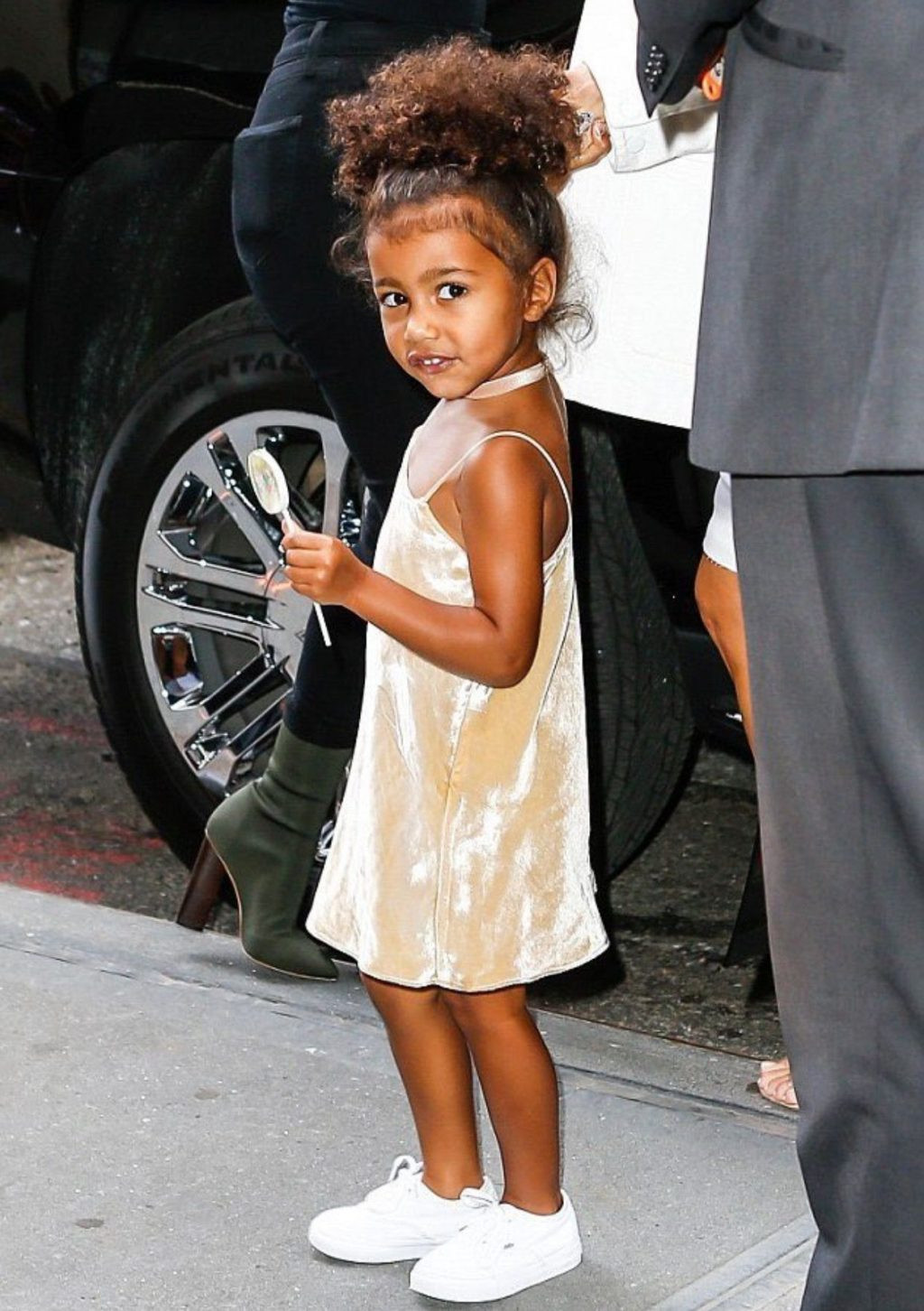 Tuy còn nhỏ nhưng cách ăn diện và trang điểm ấn tượng của con gái Kim Kardashian khiến bao người phải ghen tị. Ảnh: Internet. Video "Minh Hằng chia sẻ về phong cách thời trang". Nguồn: VTC.