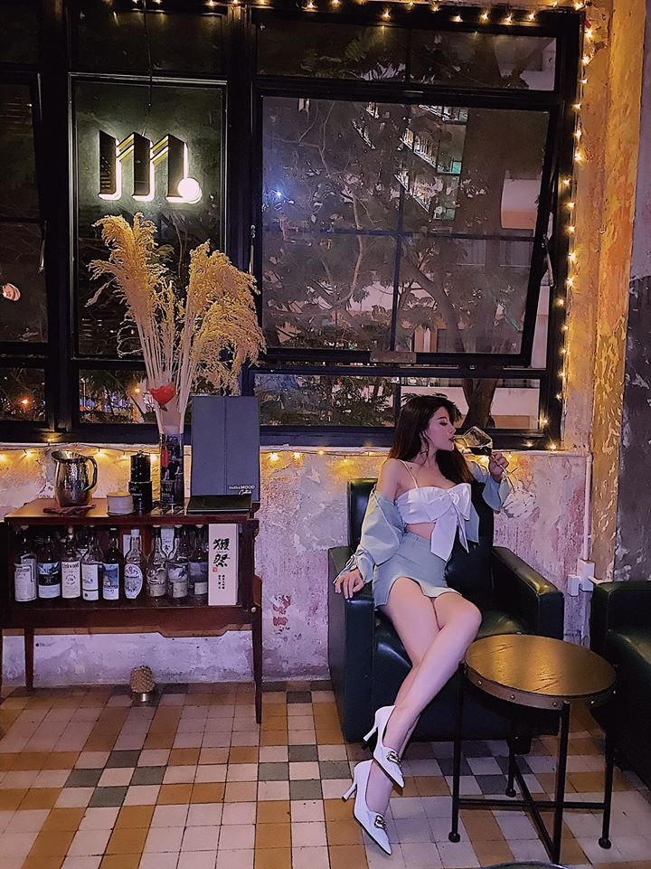 Ngọc Ánh bắt trend áo nơ phối cùng chân váy cực ngắn khoe chân thon dài.