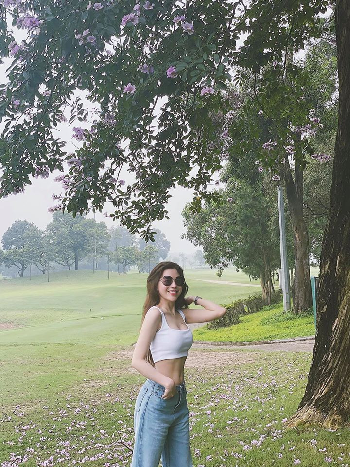 Ngay cả khi đi chơi, người đẹp cũng yêu thích áo croptop phối cùng quần jeans.