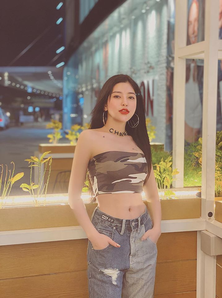 Cô nàng 24 tuổi thỉnh thoảng cũng đổi gió với phong cách vừa gợi cảm vừa cá tính hơn.