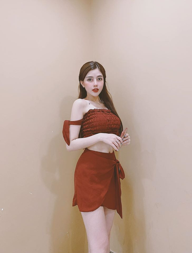 Set đồ đỏ cực kỳ nổi bật và sexy tôn vóc dáng gợi cảm của Quán quân the Voice 2018. Ảnh: FBNV. Mời độc giả theo dõi video "Minh Hằng chia sẻ về phong cách thời trang". Nguồn: VTC.