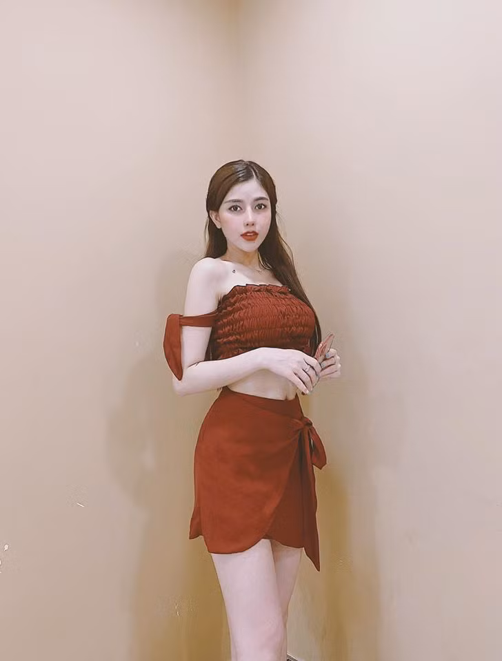 Set đồ đỏ cực kỳ nổi bật và sexy tôn vóc dáng gợi cảm của Quán quân the Voice 2018. Ảnh: FBNV. Mời độc giả theo dõi video "Minh Hằng chia sẻ về phong cách thời trang". Nguồn: VTC.