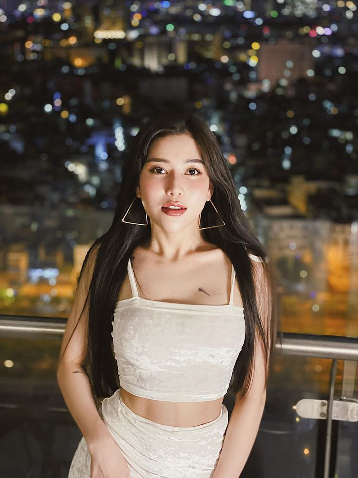 Quán quân The Voice 2018 cực nóng bỏng với set váy áo khoe eo thon.