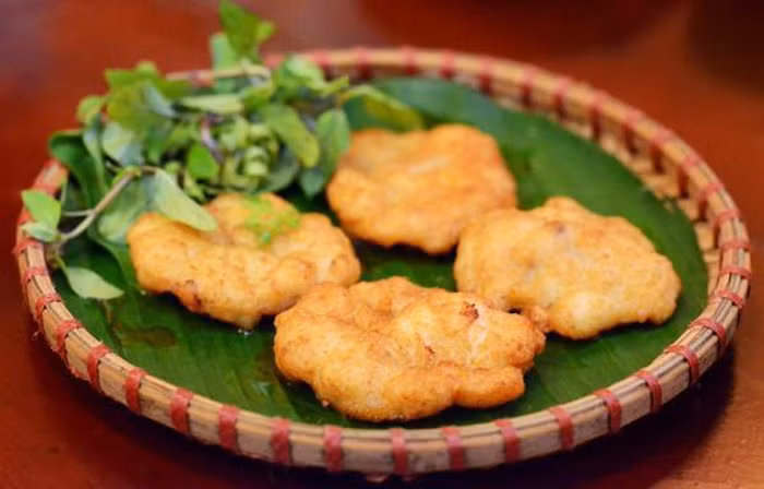 Chả mực: Đến Hạ Long (Quảng Ninh) mà chưa thưởng thức món chả mực thì xem như chưa đến nơi này. Chả mực từng lọt vào Top 50 món ăn đặc sản ngon nổi tiếng Việt Nam.