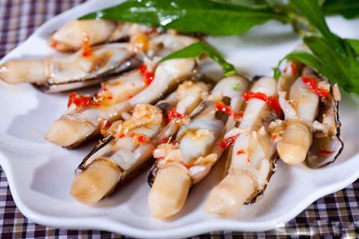 Các quán ốc ở Hạ Long đa số đều phục vụ ốc luộc, xào và nướng với rất nhiều loại ốc cho khách hàng lựa chọn, phổ biến nhất là ốc bươu, ốc điếu, ốc mút... Ốc xào chung với me, dừa, nước tương, sốt, sả... rất hấp dẫn và dễ gây nghiện.