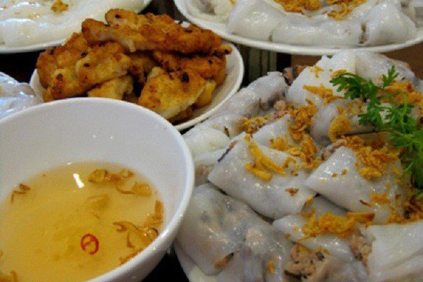 Bánh cuốn chả mực: Bánh cuốn thịt với nấm, mộc nhĩ, thơm mùi ruốc và hành phi, đi kèm với đặc sản chả mực Hạ Long tạo nên mùi vị khó quên. Ở thành phố Hạ Long có dãy phố chuyên làm chả mực bánh cuốn ở cạnh rạp Bạch Đằng đã trở nên quen thuộc, nhiều người gọi là phố “Chả mực bánh cuốn”.
