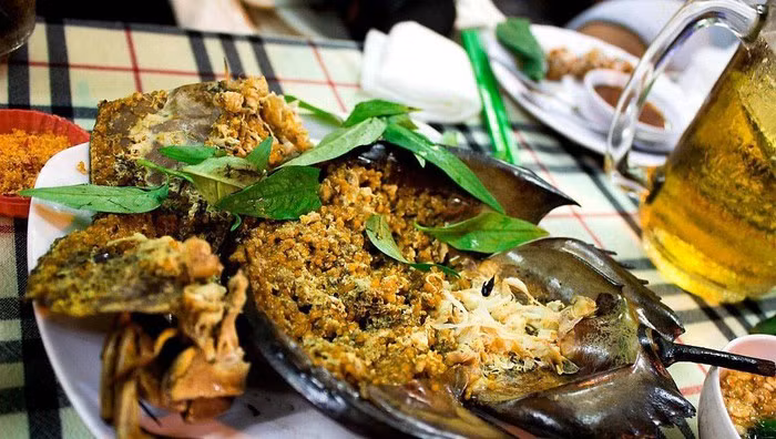 Sam biển: Đây là một món ngon nổi tiếng của Hạ Long. Từ sam biển, người ta có thể chế biến ra được rất nhiều món ăn ngon và lạ khác nhau như: Tiết canh sam, gỏi sam, chân sam xào chua ngọt, sam xào xả ớt, trứng sam chiên giòn.