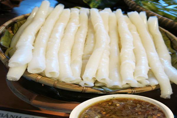 Bánh gật gù: Cách làm bánh gật gù về hình thức giống như cách làm bánh cuốn. Khi ăn nhúng miếng bánh vào chén nước chấm đặc biệt cùng với một miếng khâu nhục (thịt kho tàu) được tẩm ướp kỹ càng. Địa điểm thưởng thức bánh gật gù nổi tiếng nhất là ở Tiên Yên. Ảnh: Internet. Video "Chế biến món ngon từ nấm đông cô". Nguồn: VTC.