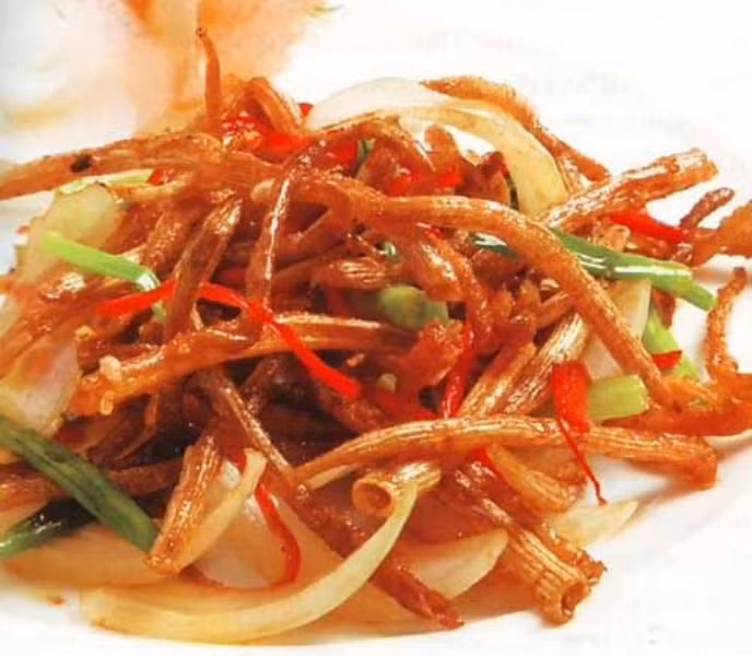 Sá sùng: Mặc dù có hình dáng kì dị nhưng sá sùng rất bổ dưỡng. Không những bổ dưỡng mà nó còn có công dụng trị một số loại bệnh. Sá sùng đem nướng, xào chua ngọt, hay nấu nước dùng đều rất ngon.