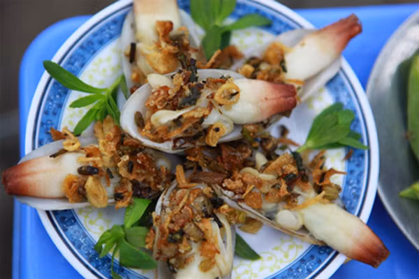 Tu Hài: Là đặc sản nổi tiếng của huyện đảo Vân Đồn (Quảng Ninh), có nơi còn gọi là ốc vòi voi. Tu hài có thể hấp, làm gỏi, nấu cháo, nướng, nấu súp đều rất ngon.