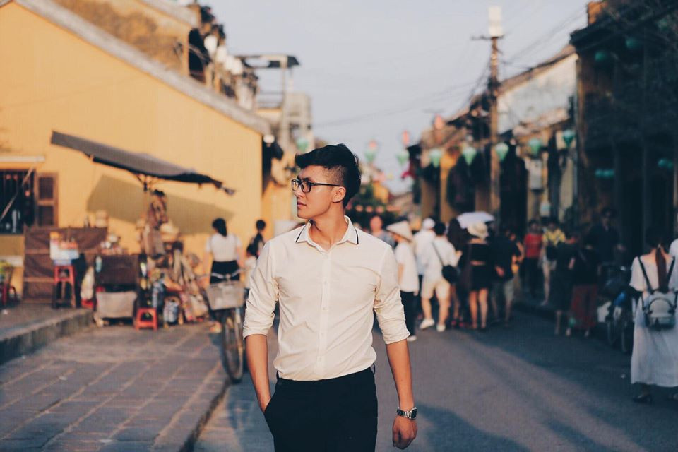 Thầy giáo Nguyên Trực diện sơ mi trắng thôi cũng đủ "đốn tim" các cô gái. Ảnh: FBNV. Video "Minh Hằng chia sẻ về phong cách thời trang". Nguồn: VTC.