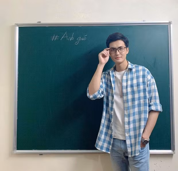 Bên cạnh việc làm gia sư, anh cũng làm người mẫu và diễn viên tự do. Chiều cao 1,80 m cùng vóc dáng chuẩn, cơ bắp 6 múi là lợi thế giúp anh chàng chiếm được cảm tình của số đông dân mạng.