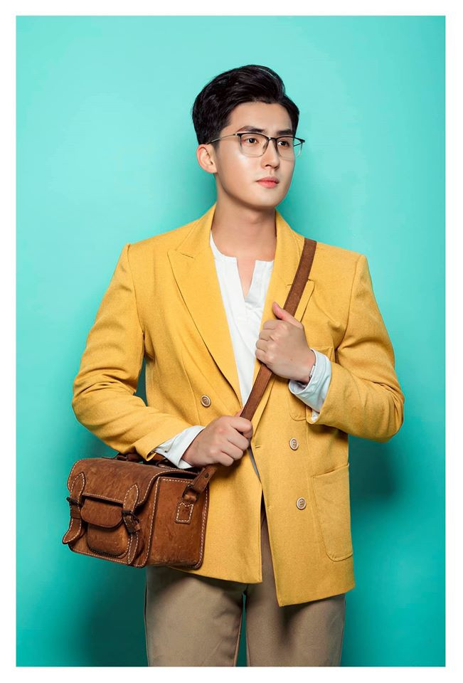 Thầy giáo sở hữu phong cách thời trang lịch lãm toát lên vẻ thư sinh, dễ gần.