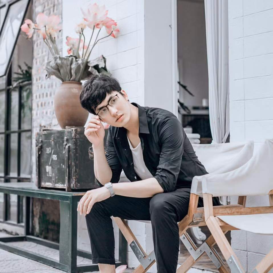 Vẻ trẻ trung và điển trai của thầy giáo 9X được thể hiện qua cách ăn mặc đơn giản mà vẫn phong cách.