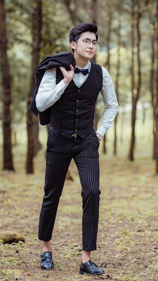 Khi diện cả bộ suit, thầy giáo 9X trông hết sức bảnh bao và nam tính.