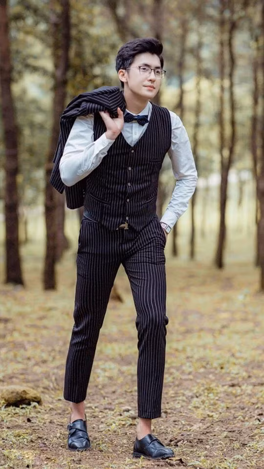 Khi diện cả bộ suit, thầy giáo 9X trông hết sức bảnh bao và nam tính.
