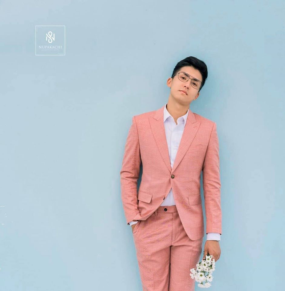 Nguyên Trực cực bảnh bao, "hút hồn" các bạn gái khi diện cả cây vest hồng nổi bật.