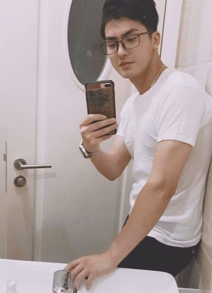 Ngay cả khi chỉ diện áo phông trắng giản đơn, Nguyên Trực cũng khiến bao cô gái "rụng tim".