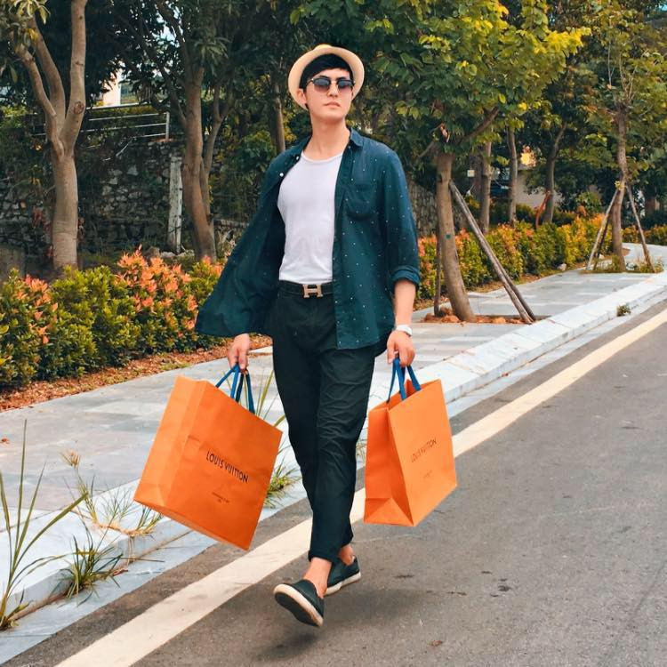 Anh chàng 25 tuổi khá chuộng cách phối áo phông trắng với quần âu và áo sơ mi tối màu khoác ngoài.