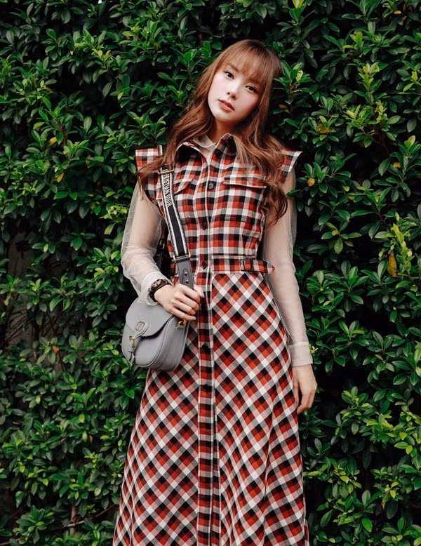 Xuống phố những ngày giao mùa, Minh Hằng phối chiếc đầm kẻ tartan với áo xuyên thấu dài tay. 
