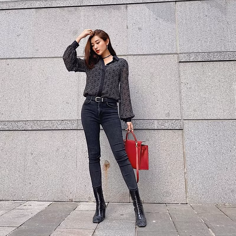 Á hậu Huyền My cũng trổ tài mix đồ mùa thu với sơ mi đen và quần skinny “ton sur ton”