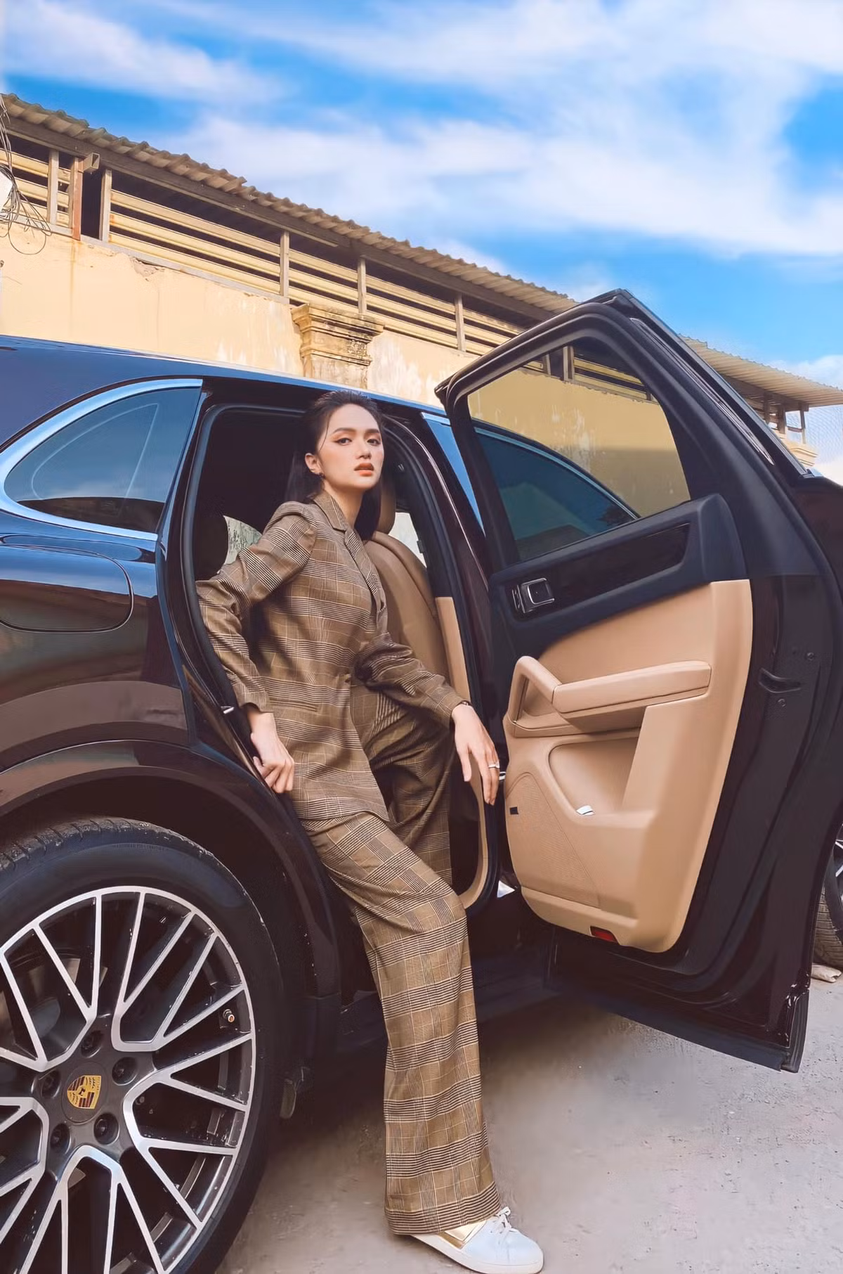 Hoa hậu Hương Giang diện cả cây suit kẻ trẻ trung rất hợp với thời tiết se lạnh ngày thu.