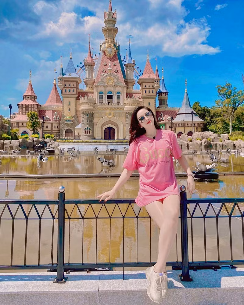 Diện áo phông phom rộng theo style “giấu quần”, Bảo Thy khéo khoe khéo chân thon.