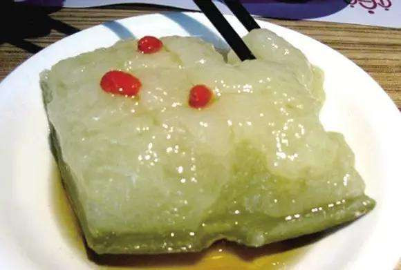 Bí đao thối: Đây là món ăn truyền thống nhưng có mùi khó ngửi của Ninh Ba, tỉnh Chiết Giang, Trung Quốc. Bí đao thường có vị nhạt và không có mùi hương, trải qua quá trình ủ và lên men nó có mùi khá khó nuốt.