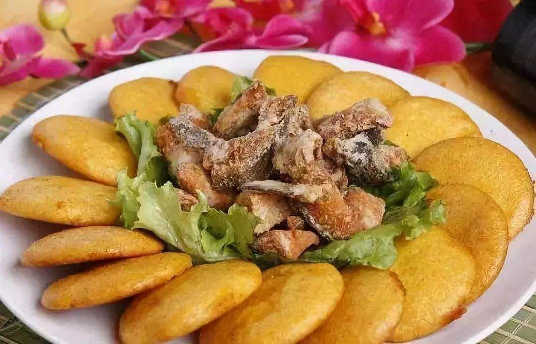 Cá biển tươi được ướp muối đem phơi nắng rồi đem rán trên chiếc chảo to, lửa nhỏ đến khi vàng giòn thì cho ra đĩa. Khi ăn thường kèm với bánh bột ngô trộn hành và gia vị ăn rất thơm ngon và tiết kiệm.