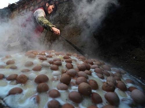 Trứng được luộc cùng nước tiểu của bé trai dưới 10 tuổi trong 2 ngày 1 đêm, với yêu cầu là trứng không bị vỡ. Trứng vẫn đảm bảo dinh dưỡng lại còn có tác dụng chữa một số bệnh lý như điều hòa cơ thể, lưu thông máu, tăng khả năng tập trung, giảm đau chân và khớp xương. Tuy nhiên, cho đến nay món ăn này vẫn gây nhiều tranh cãi với giới chuyên gia.