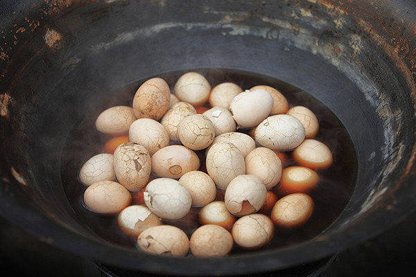 Trứng luộc nước tiểu: Món trứng luộc nước tiểu có nguồn gốc từ Đông Dương, tỉnh Chiết Giang, Trung Quốc. Đây được đánh giá là món ăn kinh dị nhưng vô cùng bổ dưỡng.