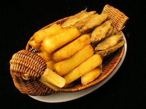 Pancake cá muối (Bánh cá muối): Món ăn này là đặc sản truyền thống nổi tiếng ở Đại Liên, tỉnh Liêu Ninh và một số vùng duyên hải phía Bắc Trung Quốc.