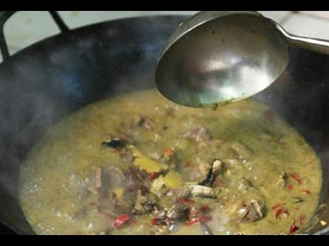 Lẩu phân bò non: Món ăn mùi thối kinh khủng này khiến không ít người giật mình kinh hãi nhưng lại là đặc sản thượng hạng đối với người dân Quý Châu và thường chỉ được ăn vào dịp Tết.