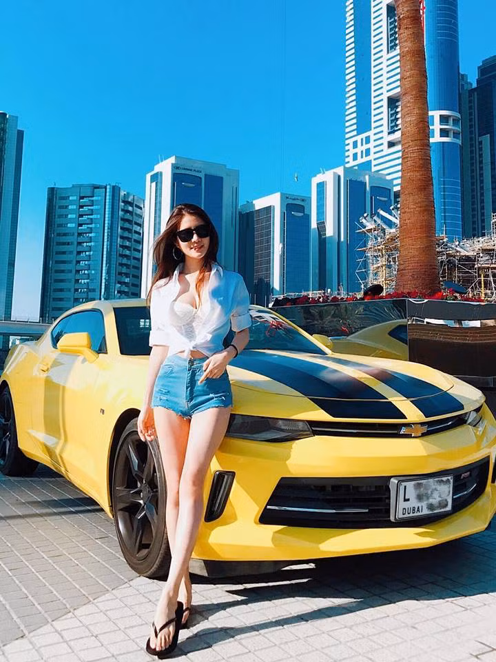 Những chiếc short jean cũng không thể thiếu trong tủ đồ của 9X này.