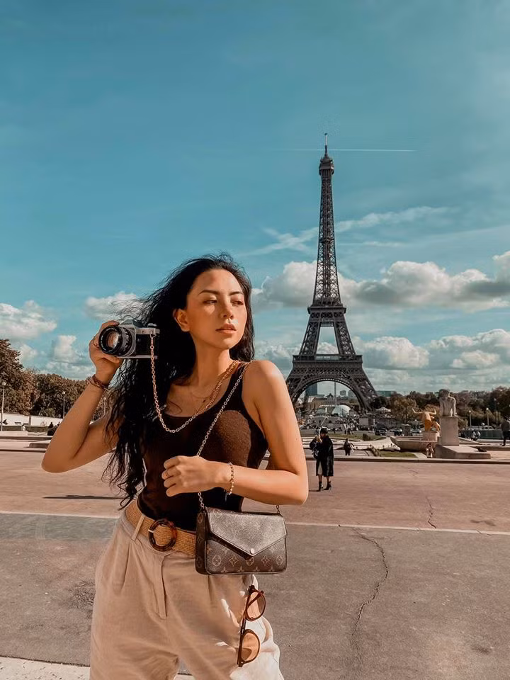 Dù sở hữu chiều cao khá khiêm tốn Tô Sa vẫn thu hút bởi 3 vòng nóng bỏng và gu thời trang sang chảnh.