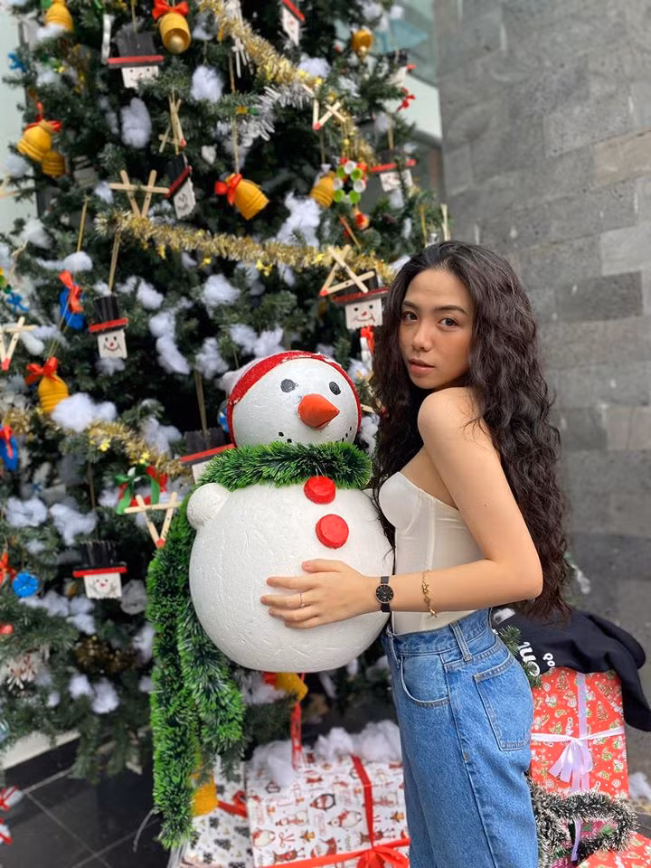 Trên trang cá nhân, cô thường "đốt mắt" người xem bởi những bức hình khoe body quyến rũ.