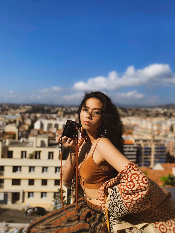 Bên cạnh đó, Tô Sa còn khéo léo phối đồ tinh tế để cho ra những bức ảnh gợi cảm mà không gây phản cảm.