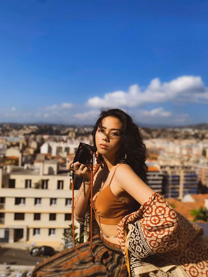 Bên cạnh đó, Tô Sa còn khéo léo phối đồ tinh tế để cho ra những bức ảnh gợi cảm mà không gây phản cảm.