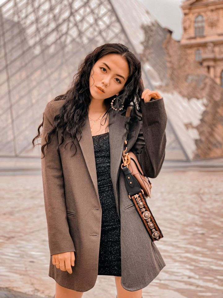 Do học tập ở nước ngoài nhiều năm, Tô Sa có hơi hướng ăn mặc theo phong cách Tây hóa và sở hữu gu thời trang cá tính.