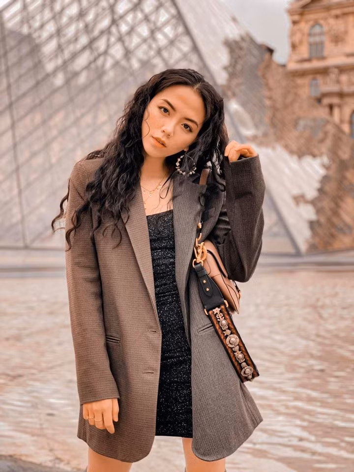 Do học tập ở nước ngoài nhiều năm, Tô Sa có hơi hướng ăn mặc theo phong cách Tây hóa và sở hữu gu thời trang cá tính.