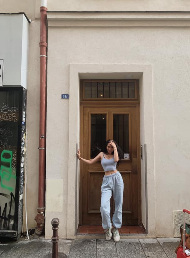 Cô nàng thường phối áo hai dây dạng croptop với quần ống rộng vừa khỏe khoắn vừa gợi cảm.